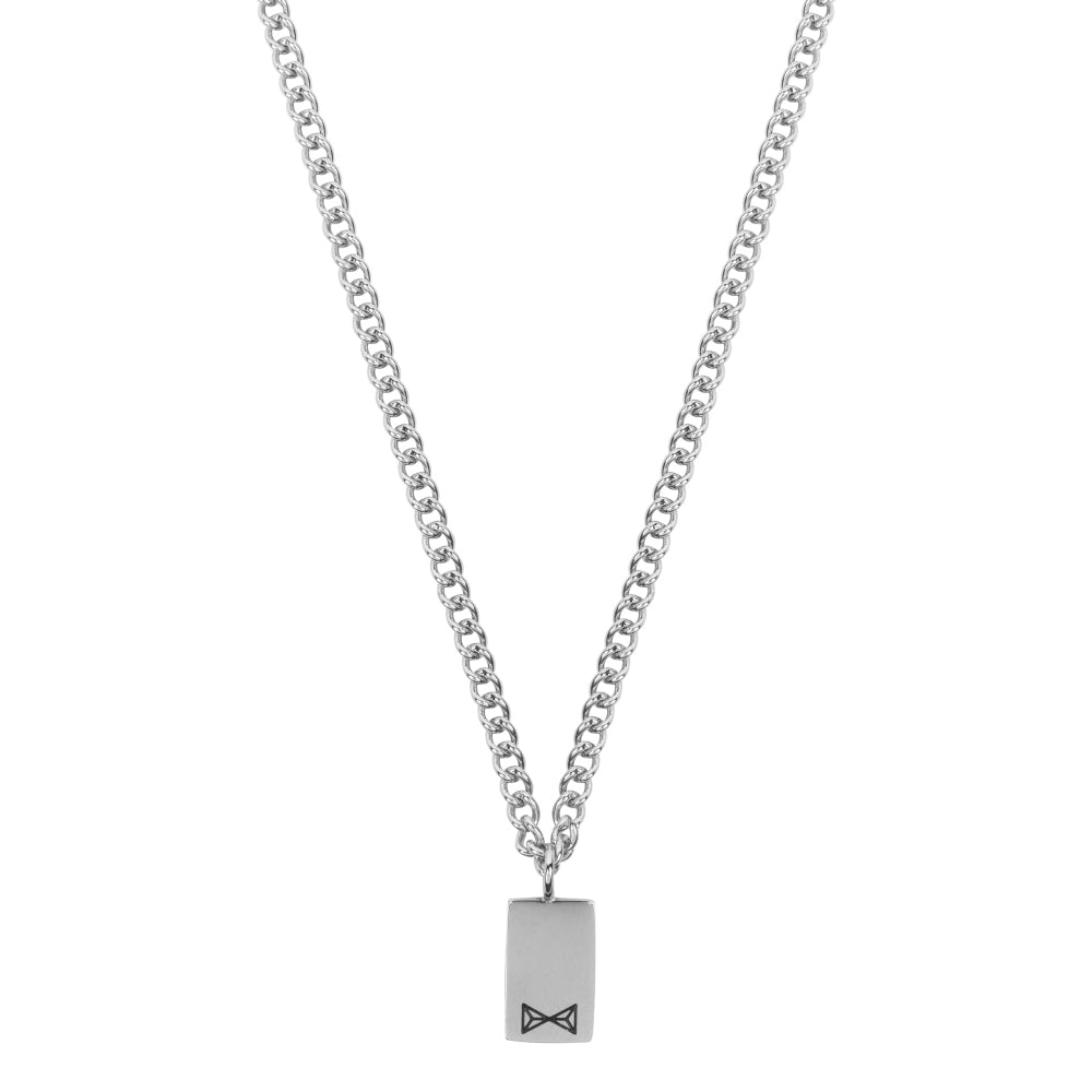 Collier en argent avec maillon gourmette et pendentif rectangulaire.