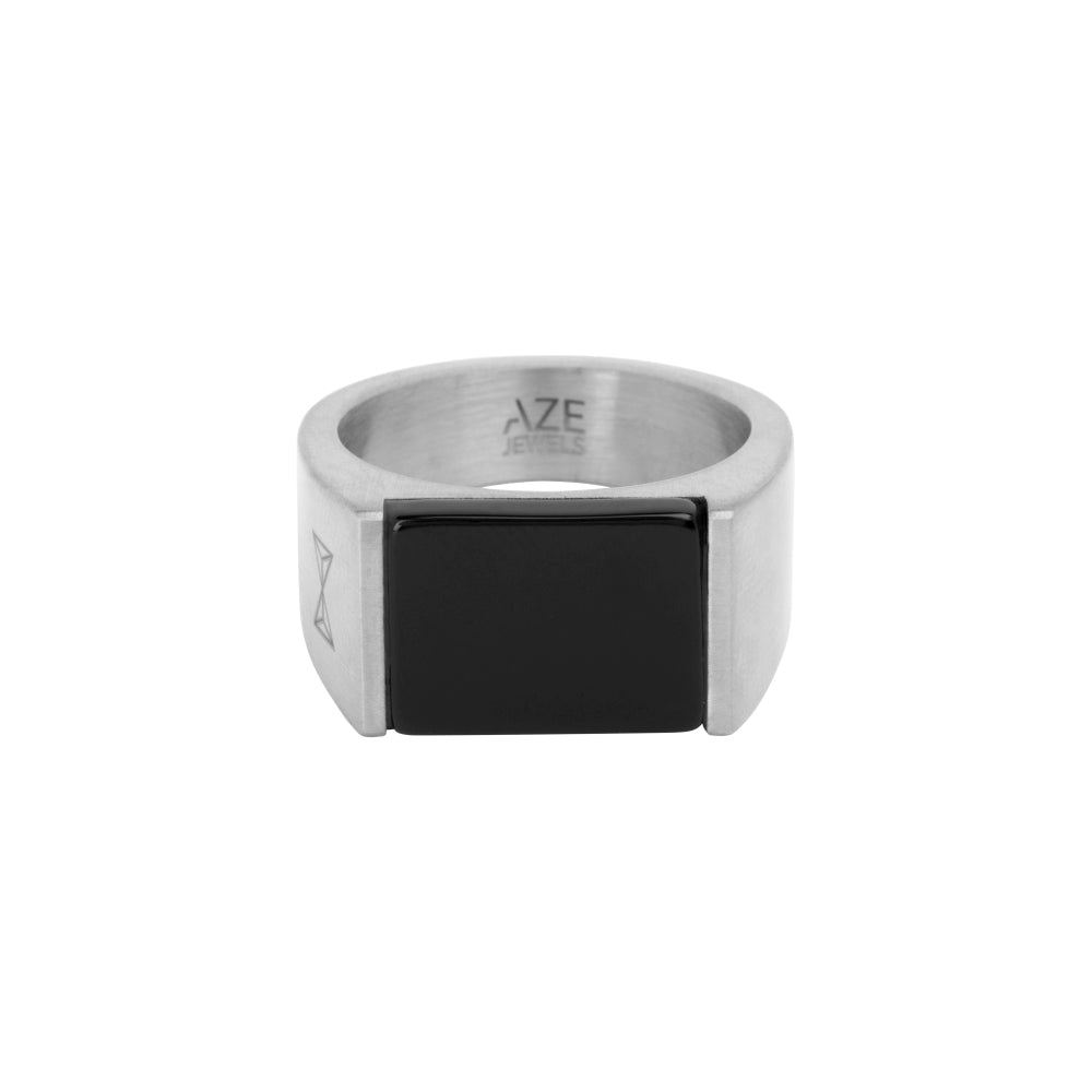 Bague en inox avec pierre onyx noire, forme rectangulaire et finition polie.