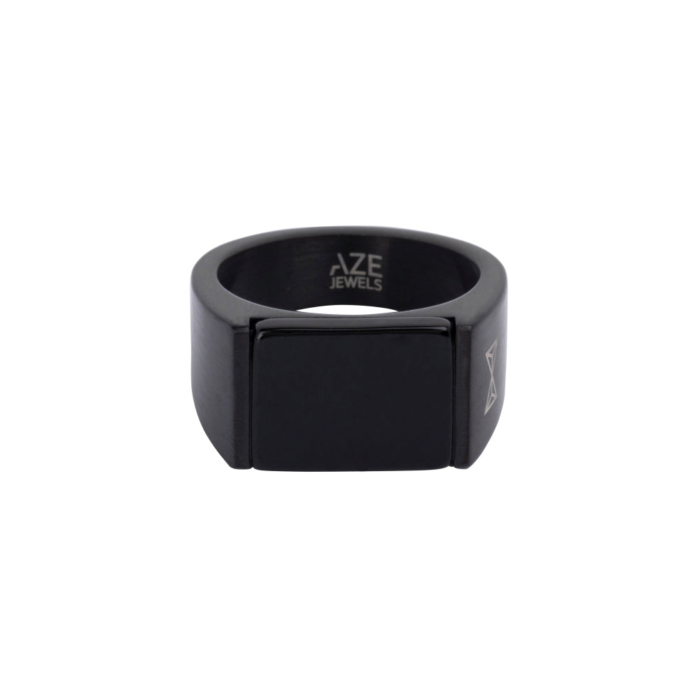 Bague en onyx noir avec une finition lisse et un design rectangulaire.