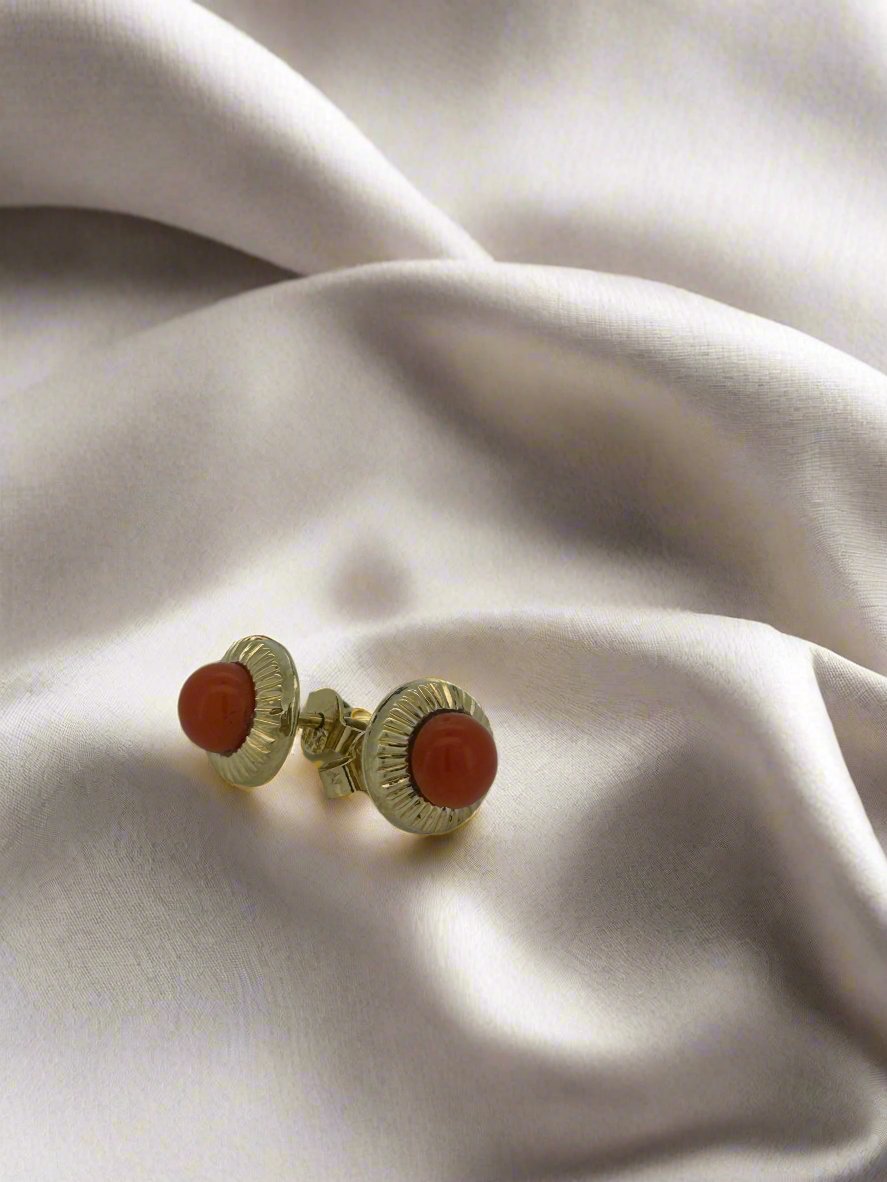Boucles d'oreilles vintage en or 14k avec cabochon de sang de corail.