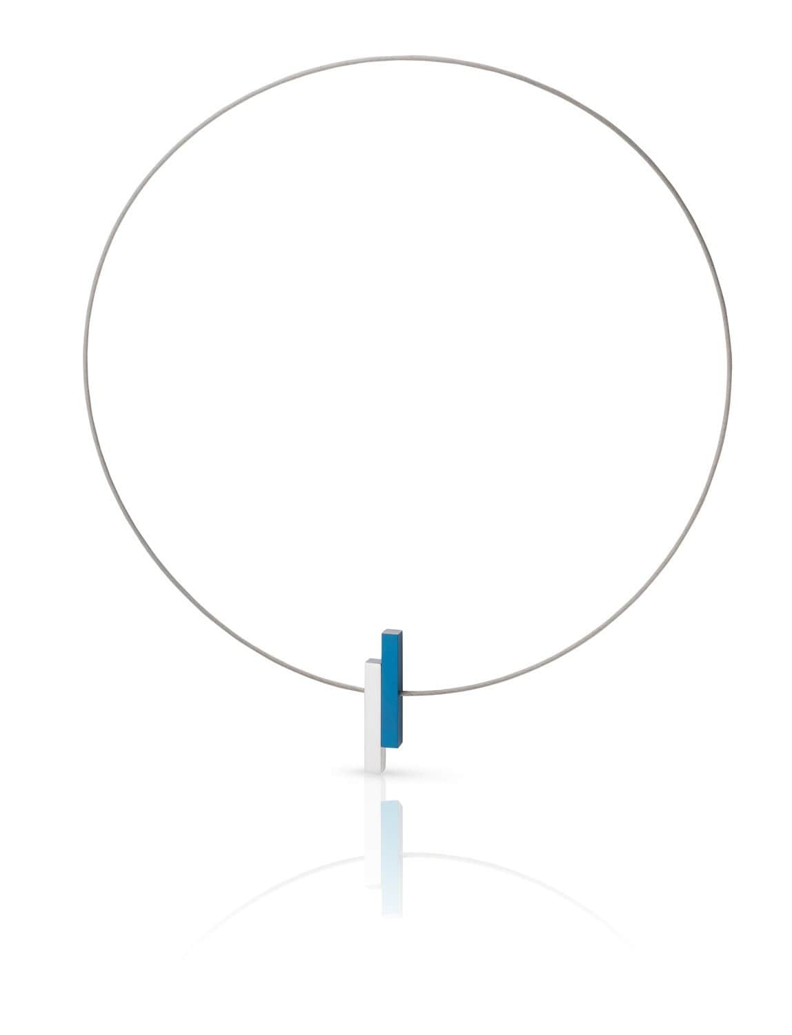 Collier en argent avec une barre bleue simple au centre.