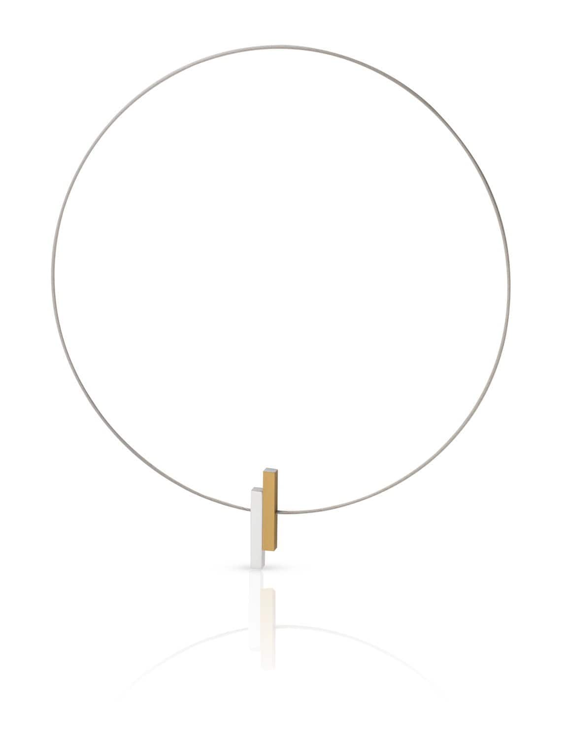 Collier en métal doré avec des barres simples, design minimaliste.
