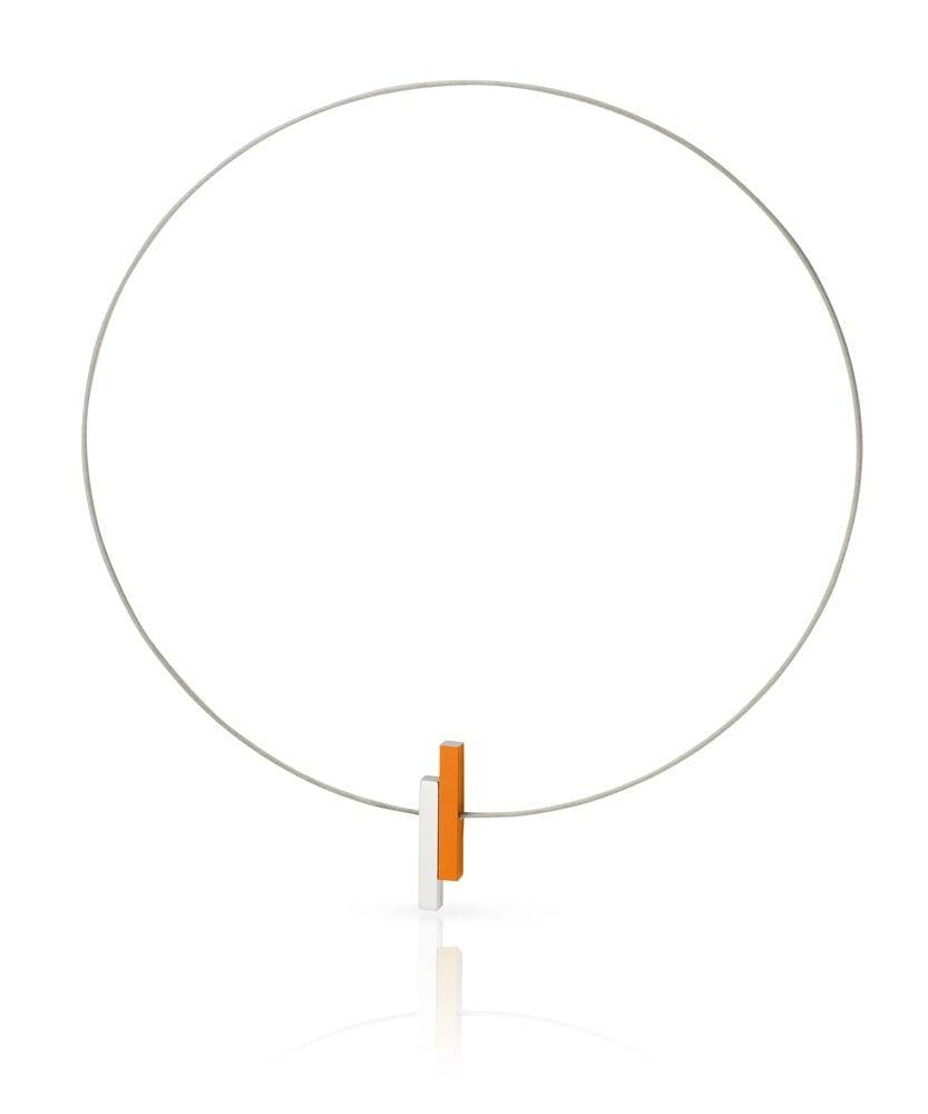 De Collier Eenvoudige staafjes Oranje C116O van CLIC Creations is een minimalistische ketting met een dunne ronde draad en een kleine oranje/witte rechthoekige hanger. Handgemaakt in Nederland, het moderne ontwerp benadrukt geometrische vormen en contrasterende kleuren, met een magnetische sluiting voor gemak.