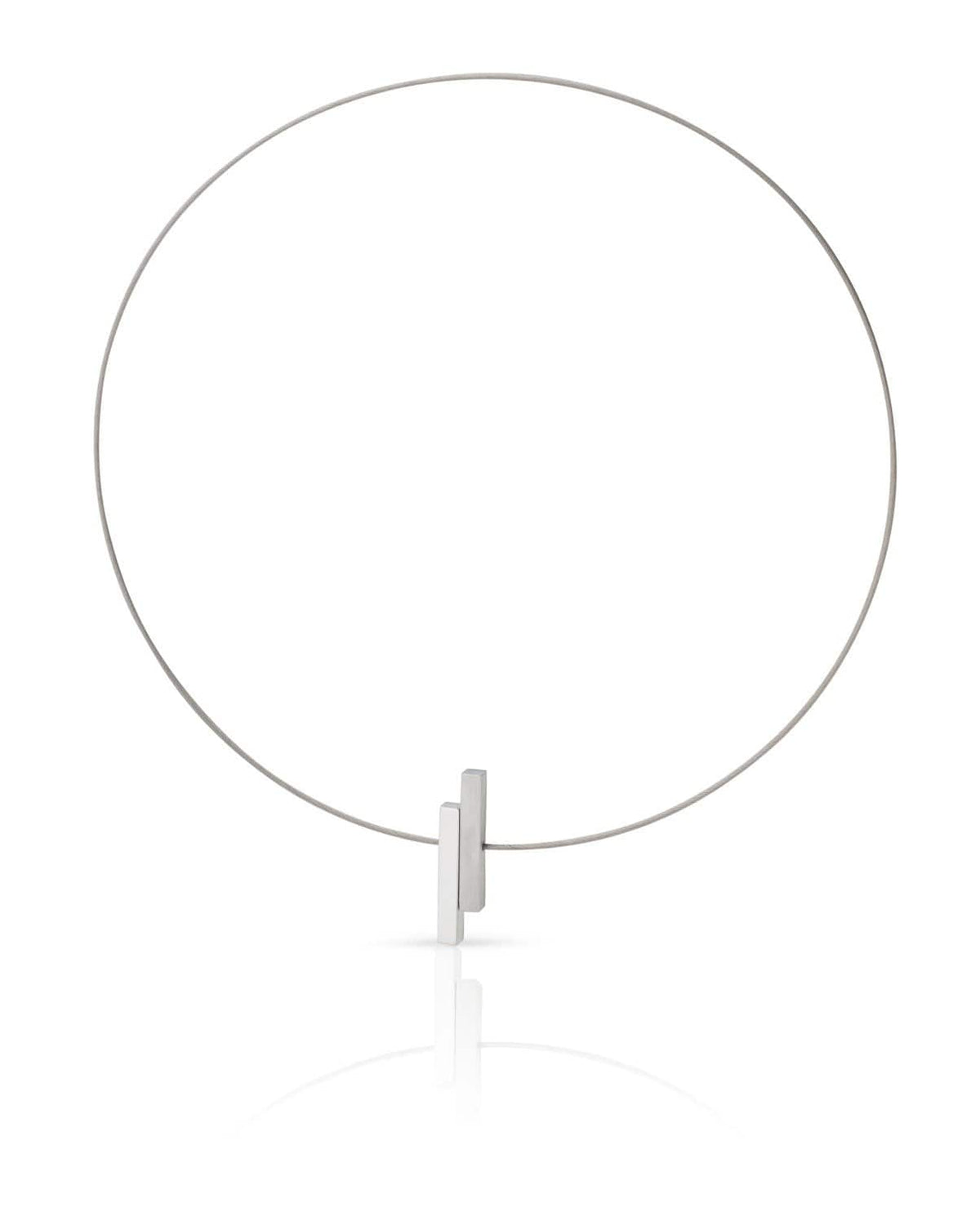 Collier en argent avec des barres simples et une finition lisse.