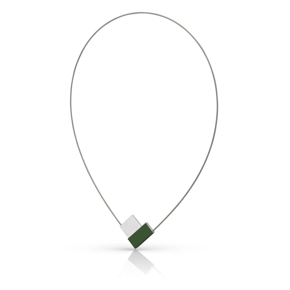 Collier en V vert avec un détail en métal argenté.