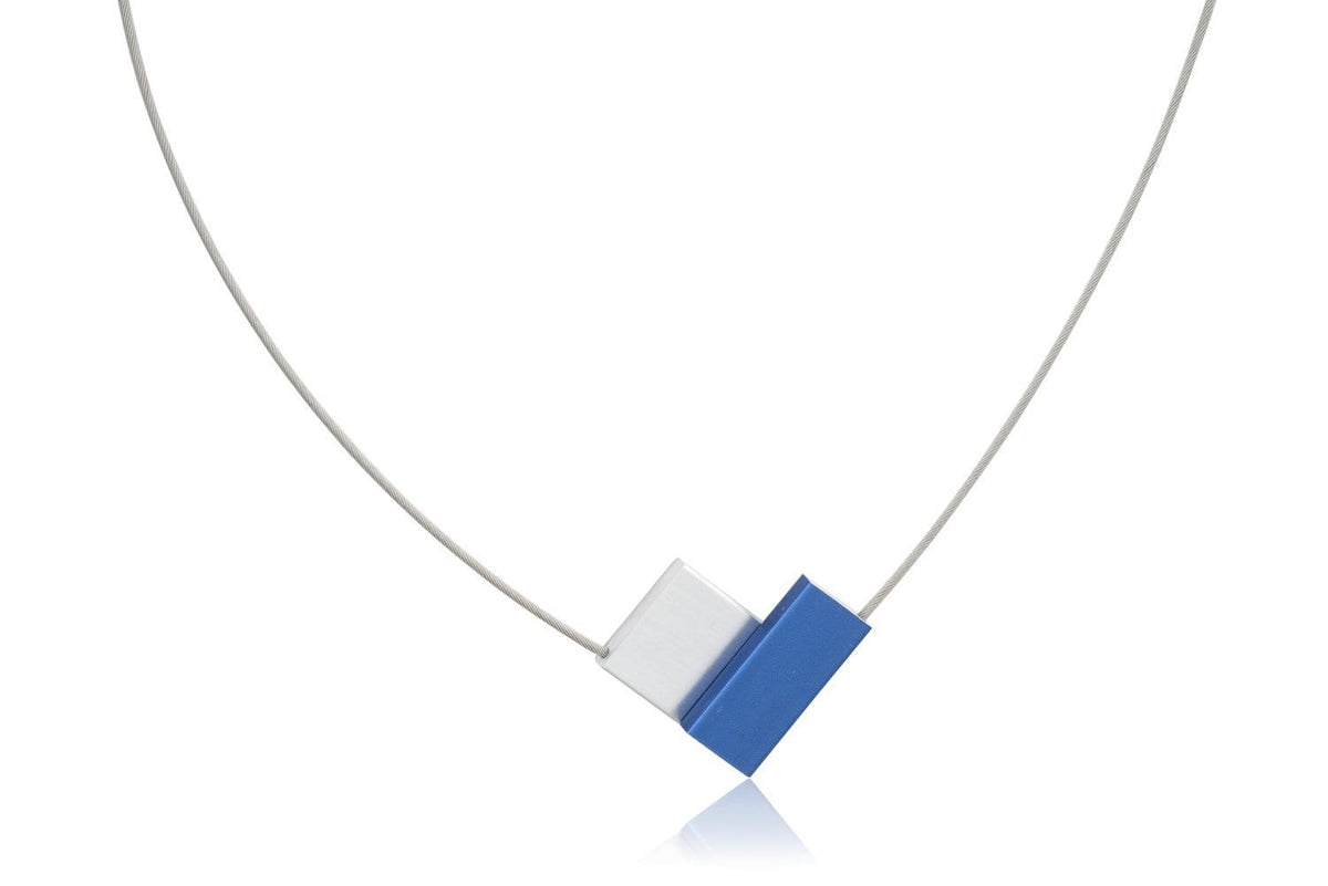 Collier en forme de V avec un élément bleu et blanc, sur un fil métallique.