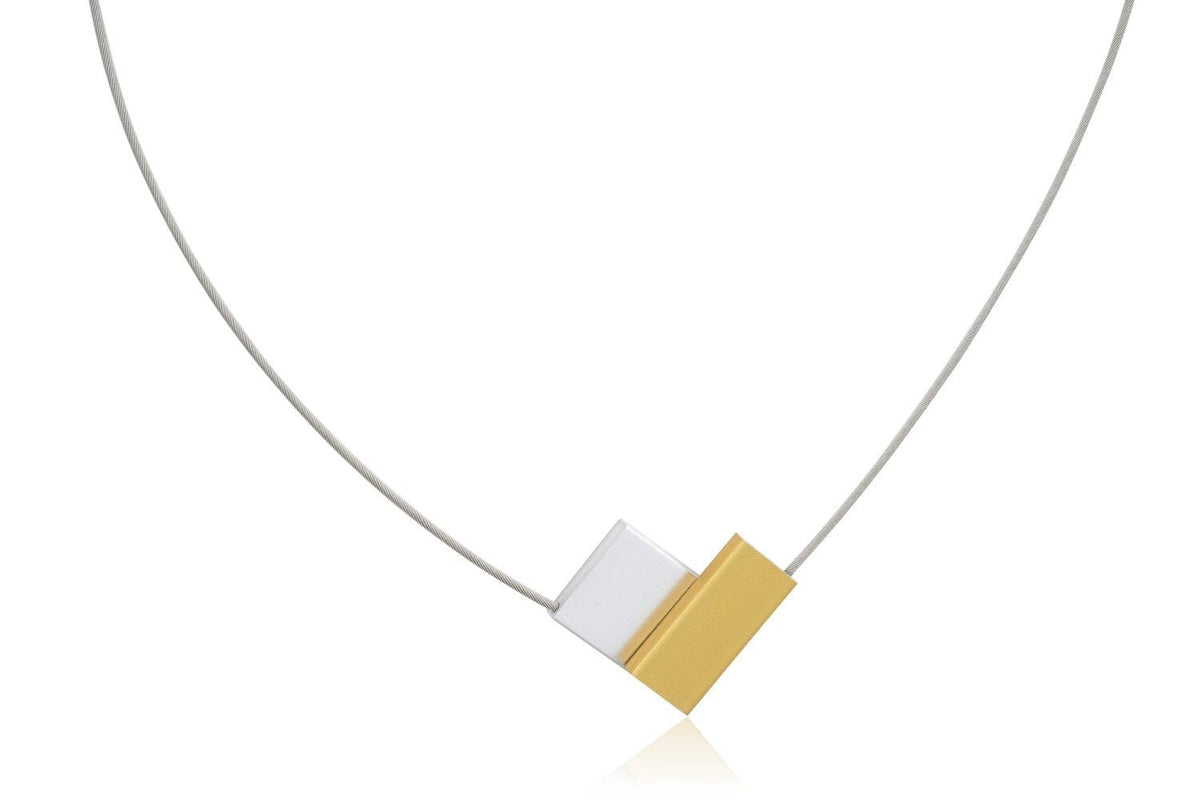 Collier en forme de V, couleur or, avec un détail rectangulaire blanc.