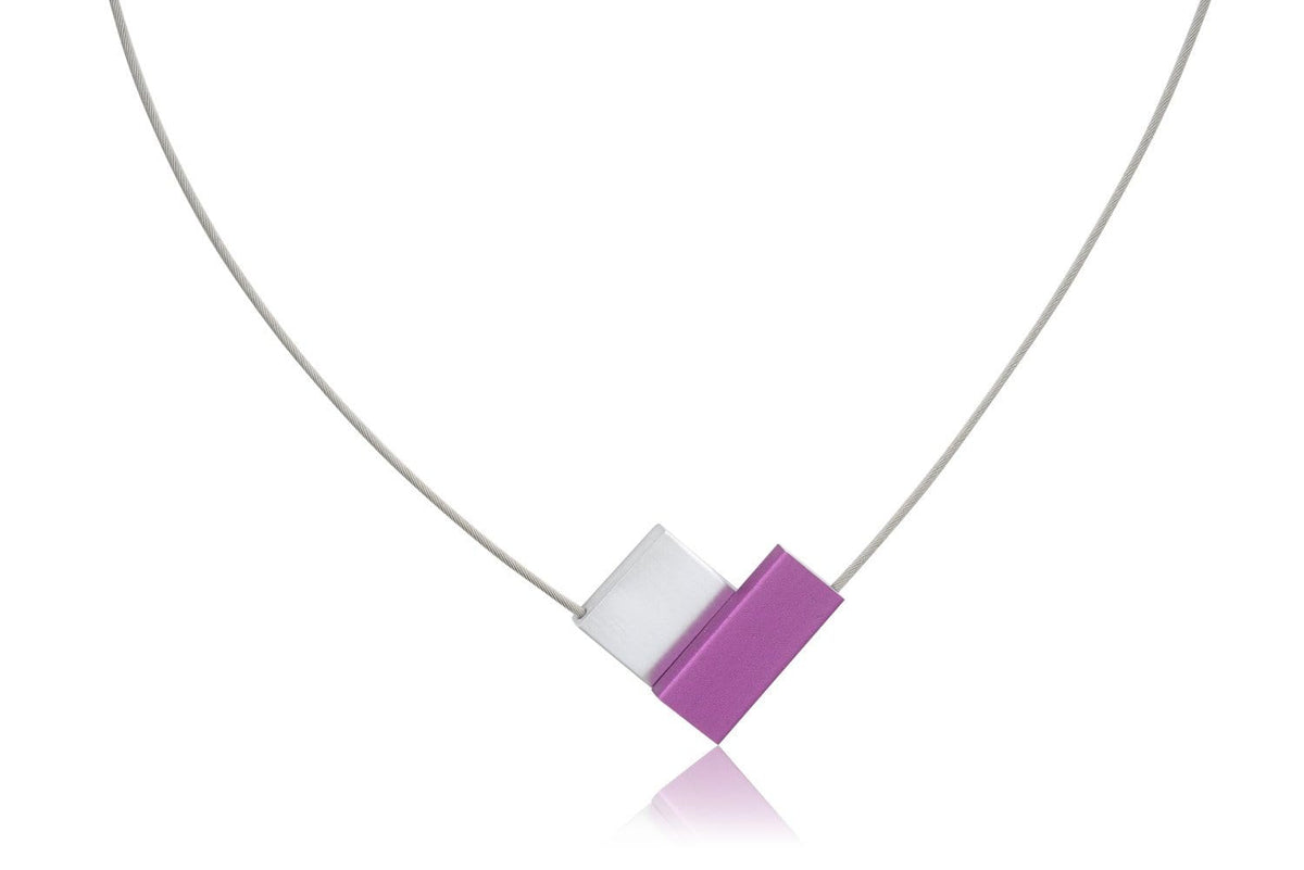 Collier en V avec un élément violet et un élément blanc, sur un cordon fin.