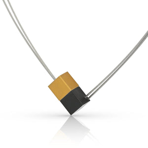 Collier en acier inoxydable avec deux cubes, un cube doré et un cube noir.