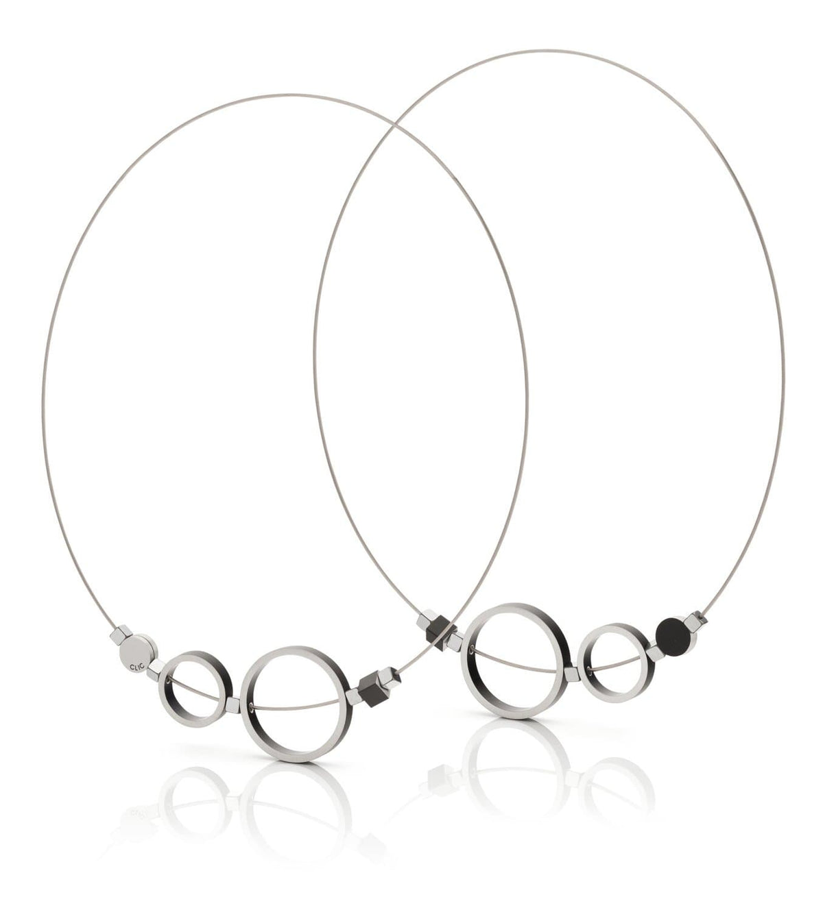 Collier en métal argenté avec des anneaux noirs et des détails géométriques.