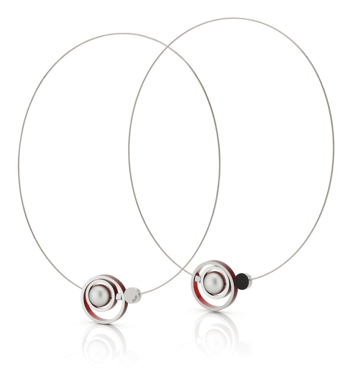 Collier avec des anneaux entrelacés rouges et argentés, orné d'une perle.