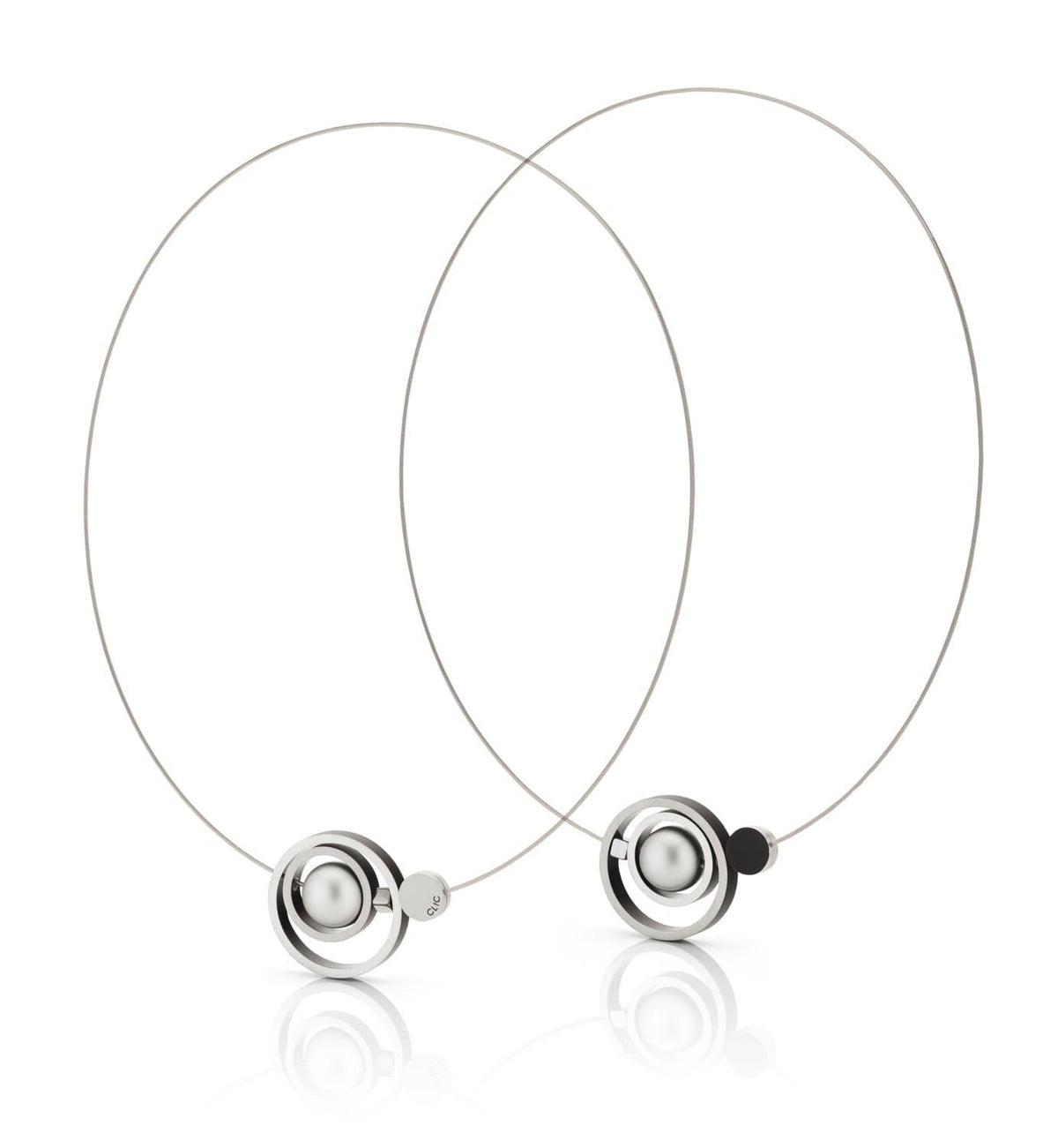 Collier en argent avec des anneaux entrelacés noirs et argentés, design moderne.