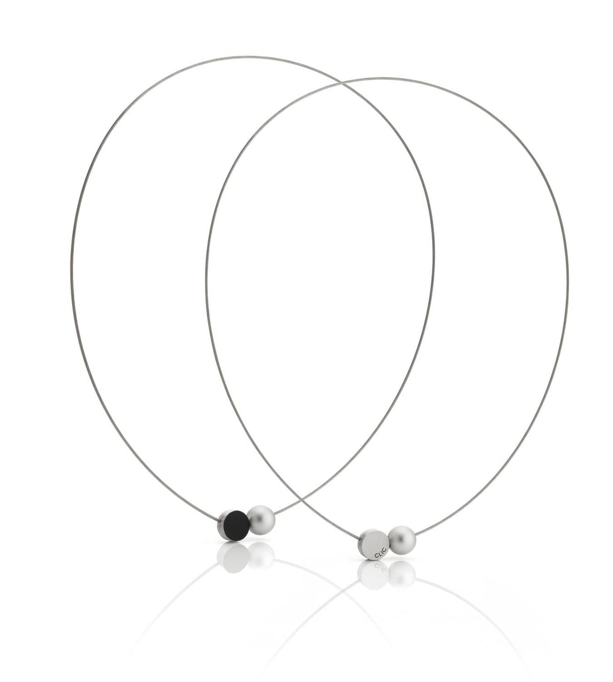 Collier en métal argenté avec deux petites perles, une noire et une argentée.