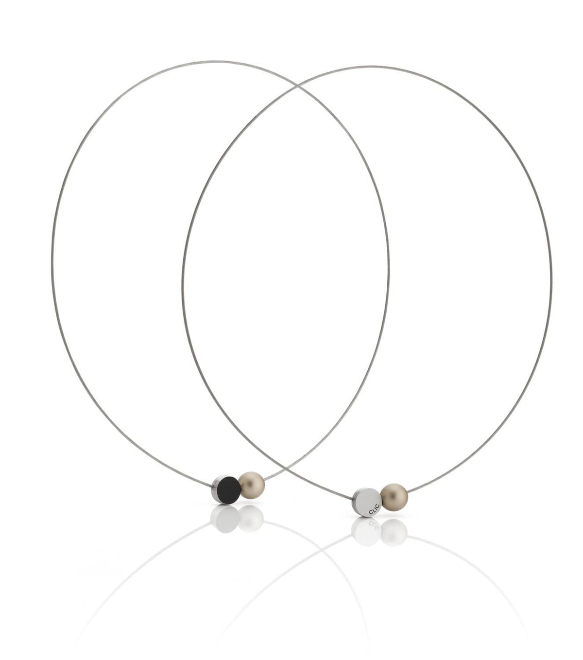 Collier en métal doré avec trois petites perles colorées.
