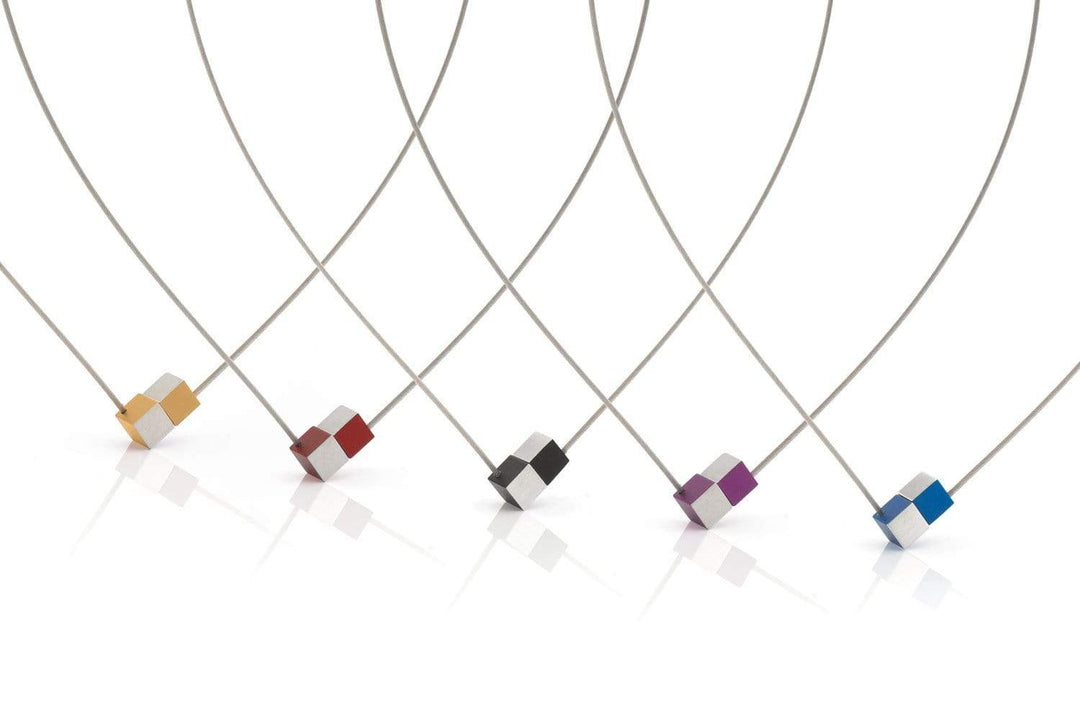 Collier Twee kubusjes zwart goudkleurig met goudkleurige draad CG205ZG