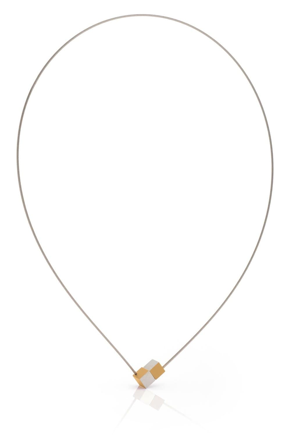 Collier en métal doré avec deux petits cubes, design minimaliste.