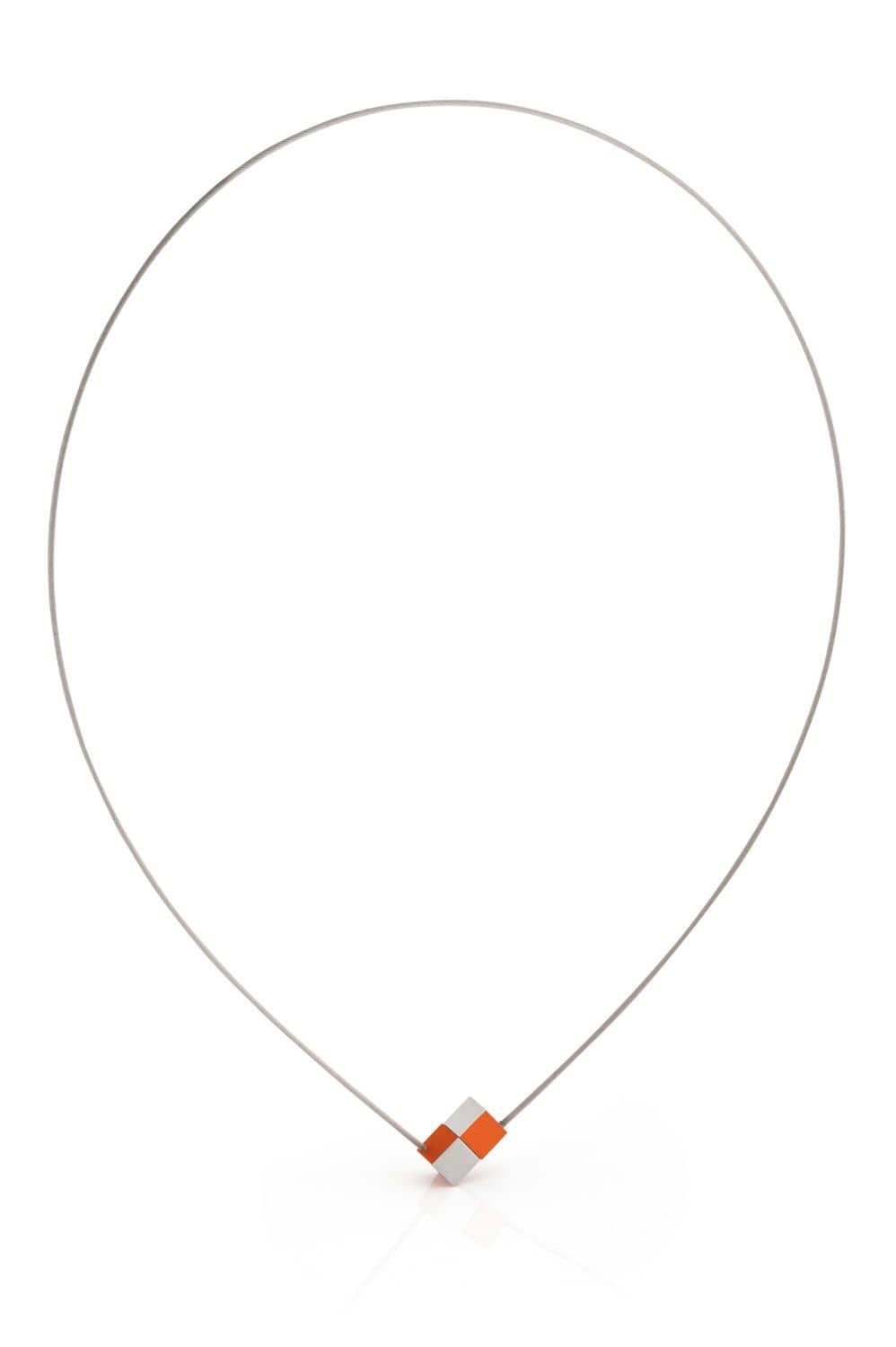Collier en métal argenté avec deux petits cubes orange.