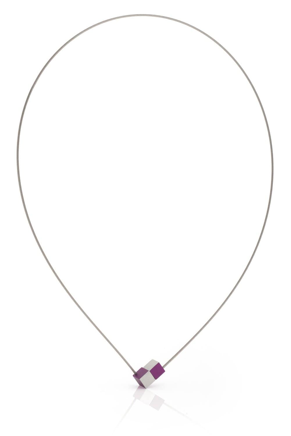 Collier en métal avec deux cubes, l'un violet et l'autre argenté.