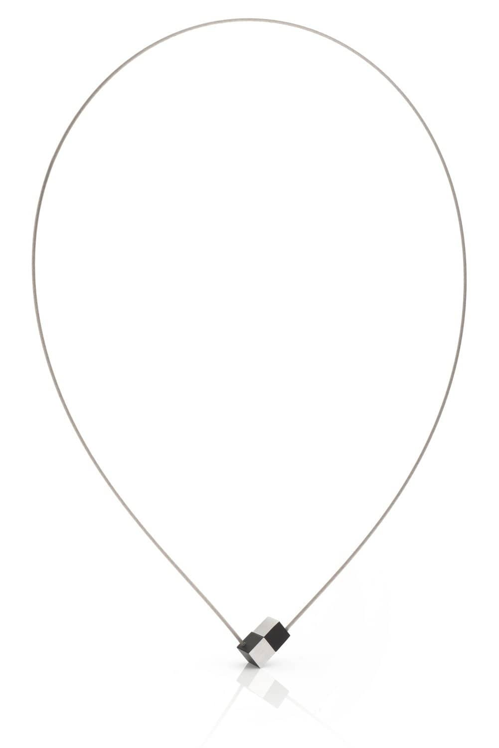 Collier en acier inoxydable avec deux cubes noirs, design minimaliste.