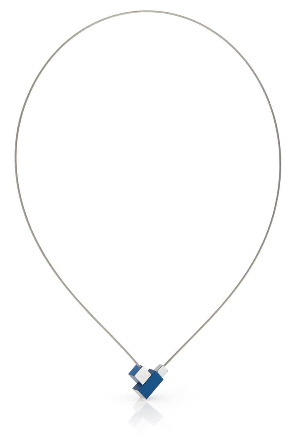 Collier en acier inoxydable avec pendentif bleu en forme de carré et rectangle.