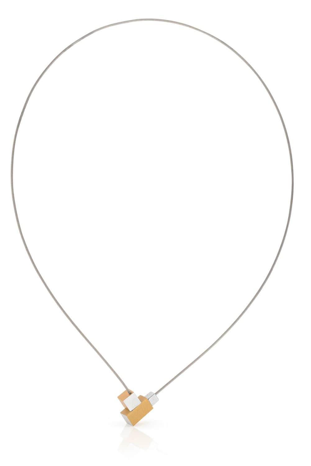 Collier en métal doré avec un pendentif carré et rectangulaire.