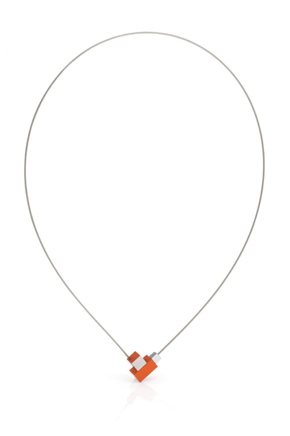 Collier en acier inoxydable avec pendentif carré et rectangulaire orange.