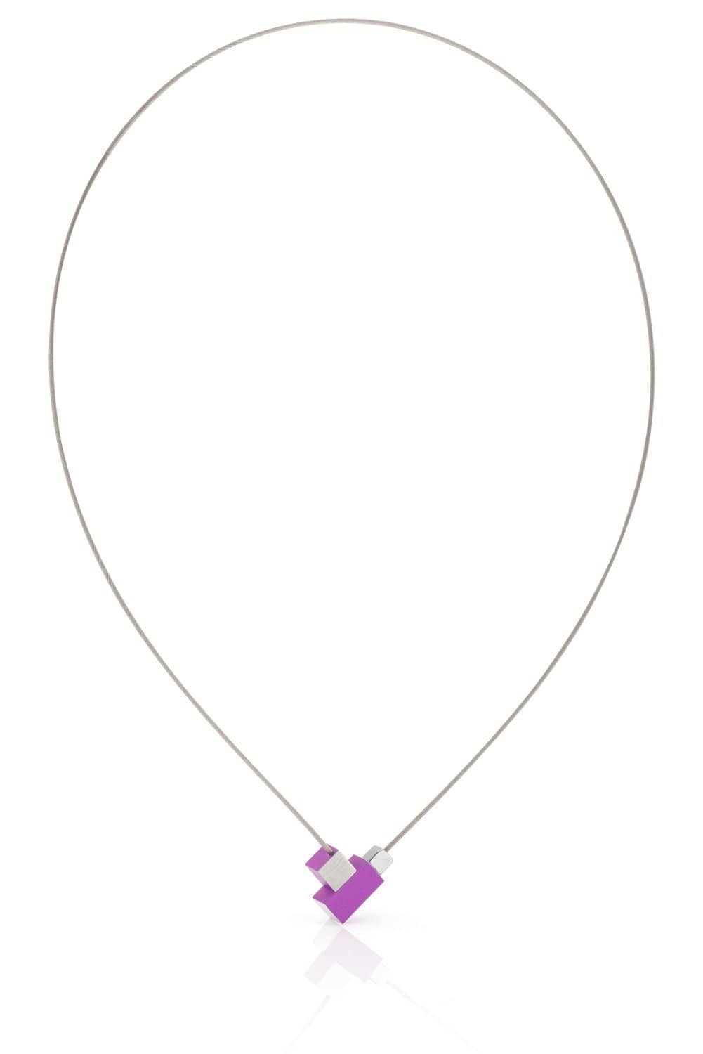 Collier en métal avec un pendentif en forme de carré et rectangle, couleur violette.