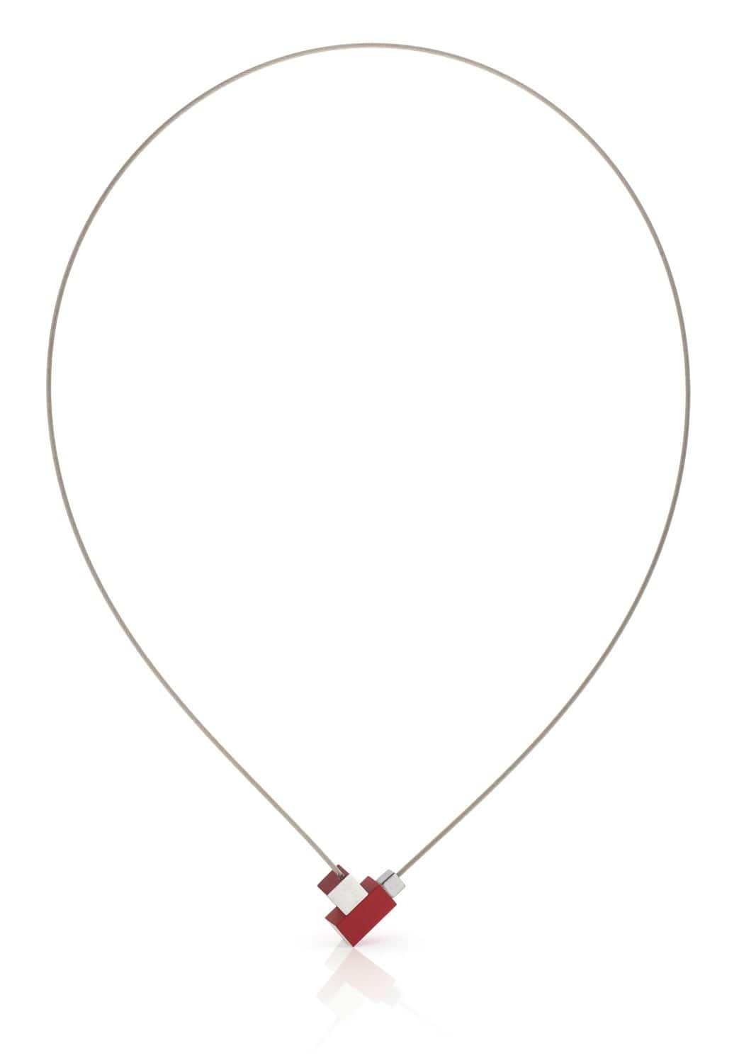 Collier en métal avec pendentif en forme de carré et rectangle rouge.