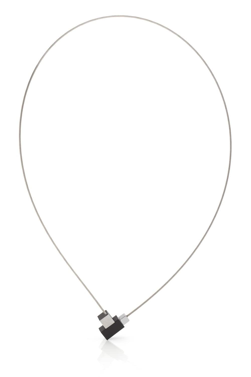 Collier en métal avec un pendentif en forme de carré et rectangle noir.