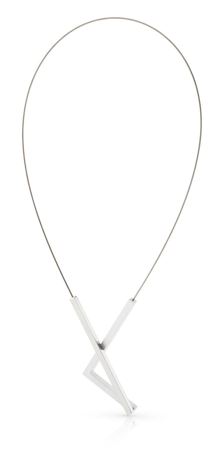 Collier en métal argenté avec un pendentif en forme de angles droits.
