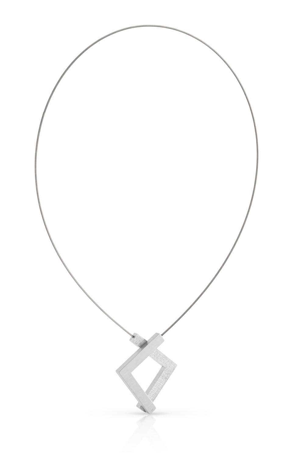 Collier en métal argenté avec un pendentif en forme de deux angles entrecroisés.