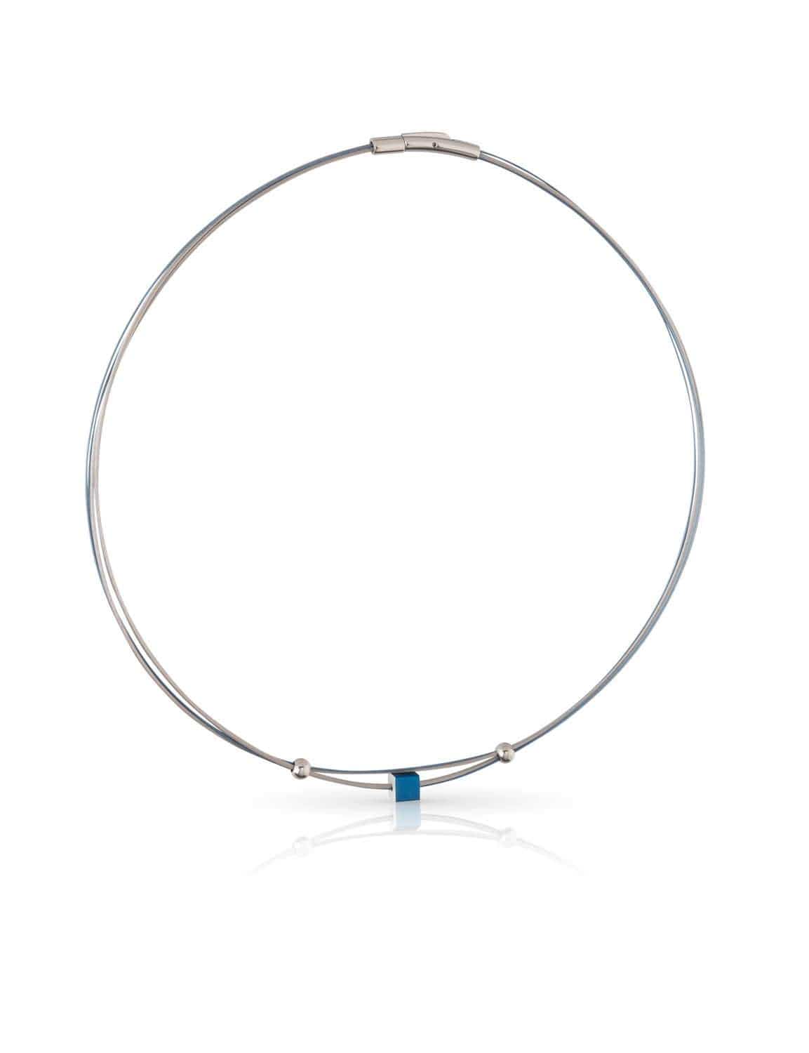 Collier en argent avec un petit cube bleu au centre et des perles argentées.