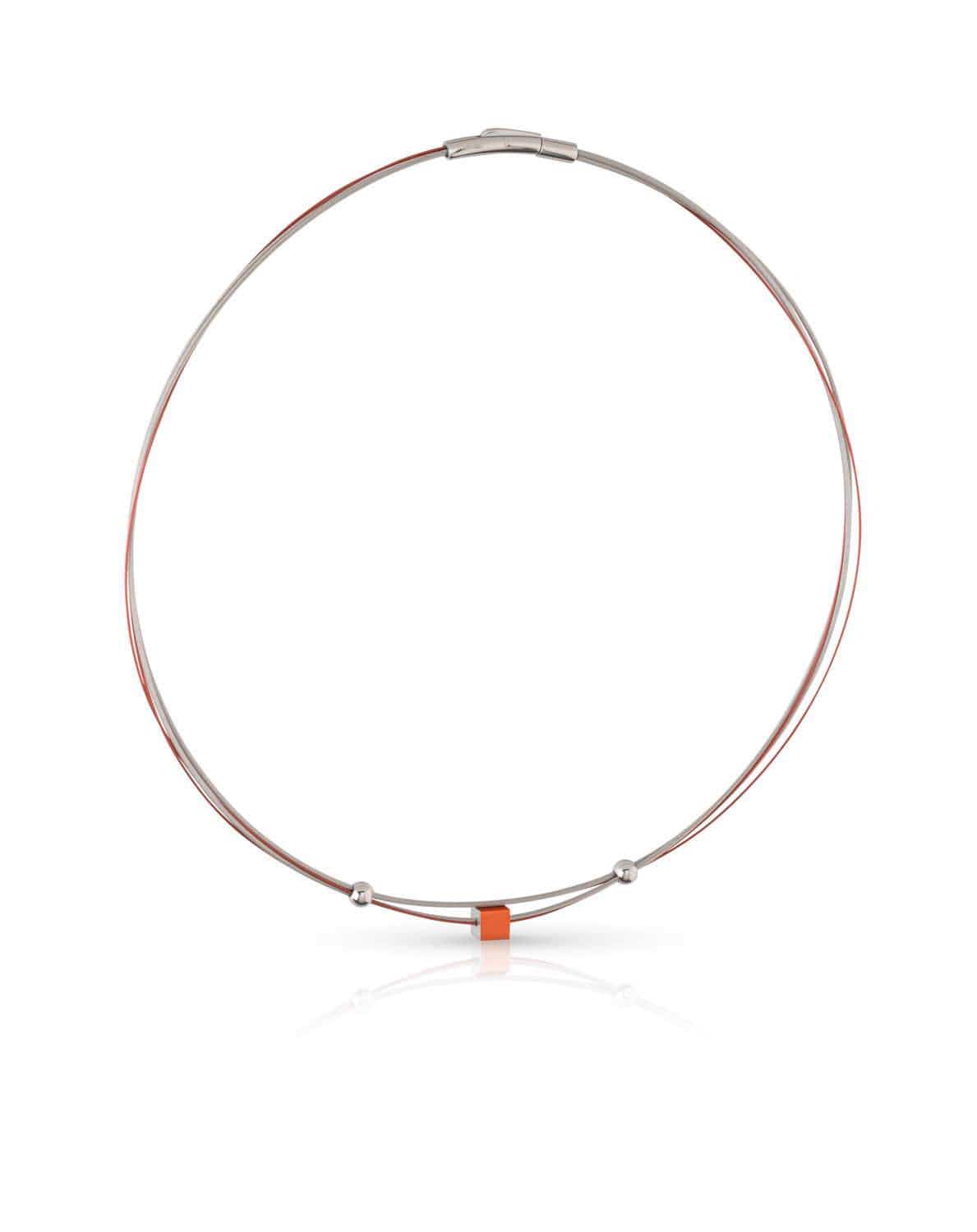 Collier en argent avec un petit cube orange au centre et des perles argentées.