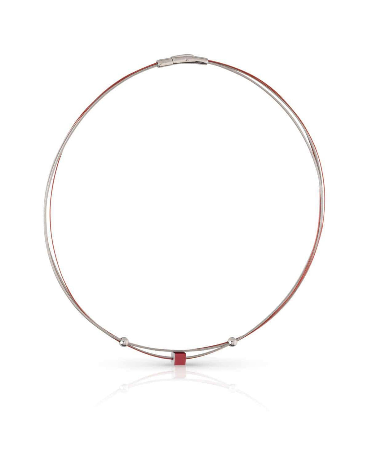 Collier en acier inoxydable avec un petit cube rouge au centre.