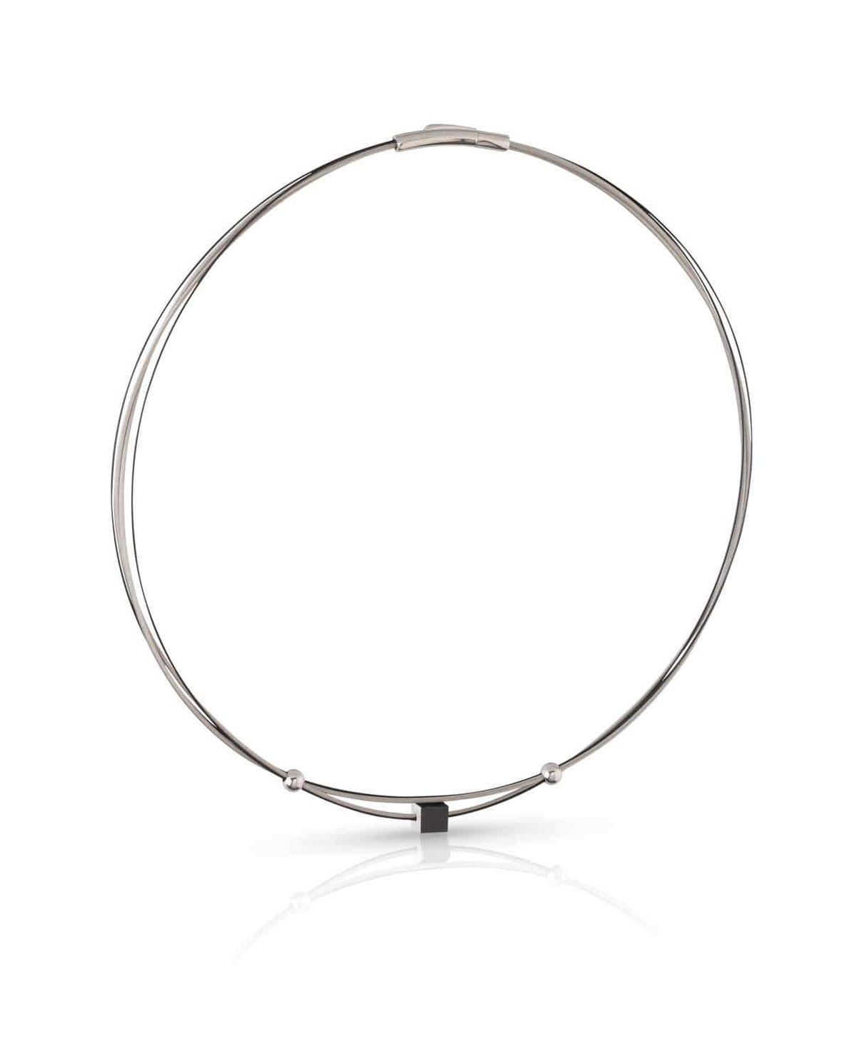 Collier en métal argenté avec un petit cube noir au centre.