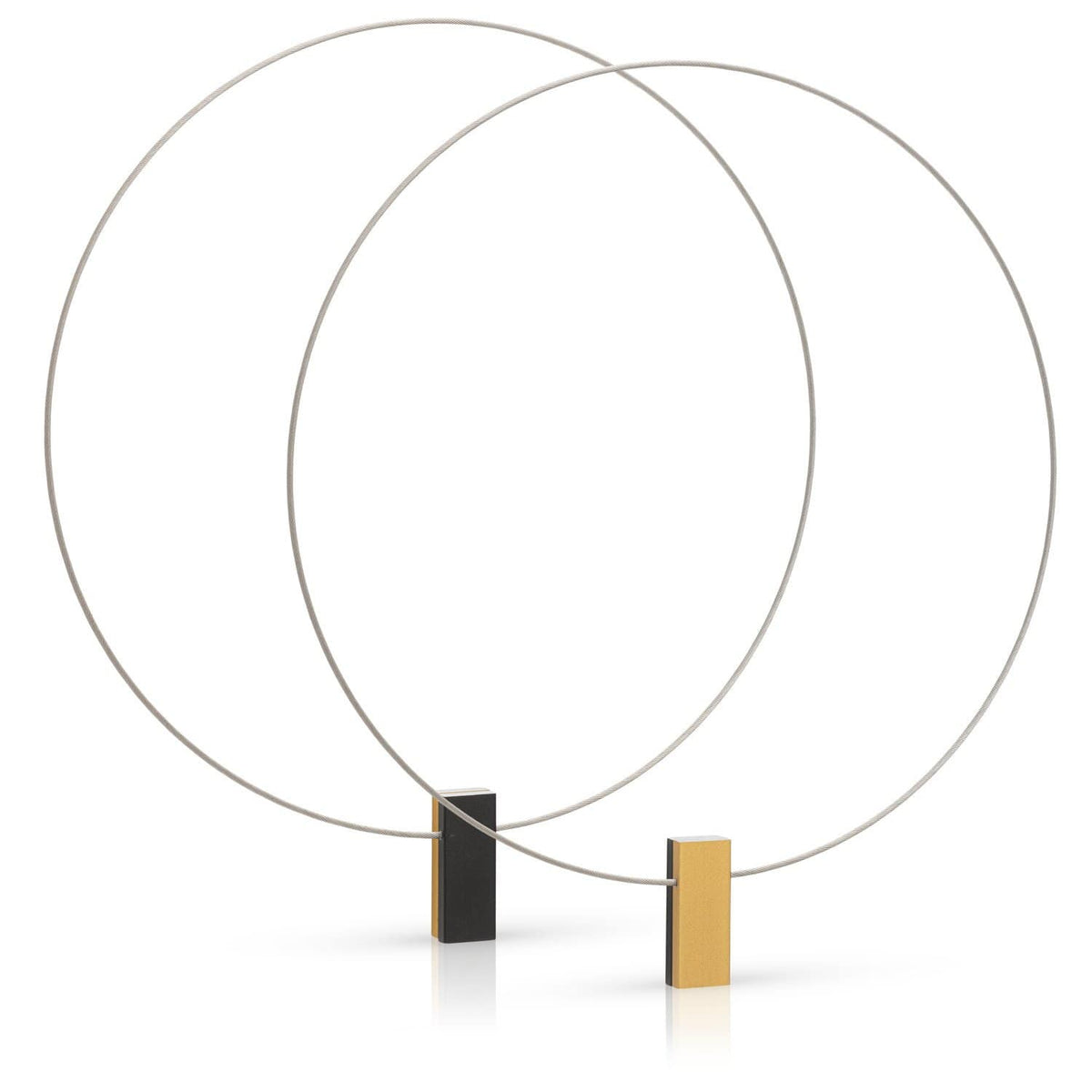 Collier avec deux rectangles colorés, un en noir et un en or, sur un fil métallique.