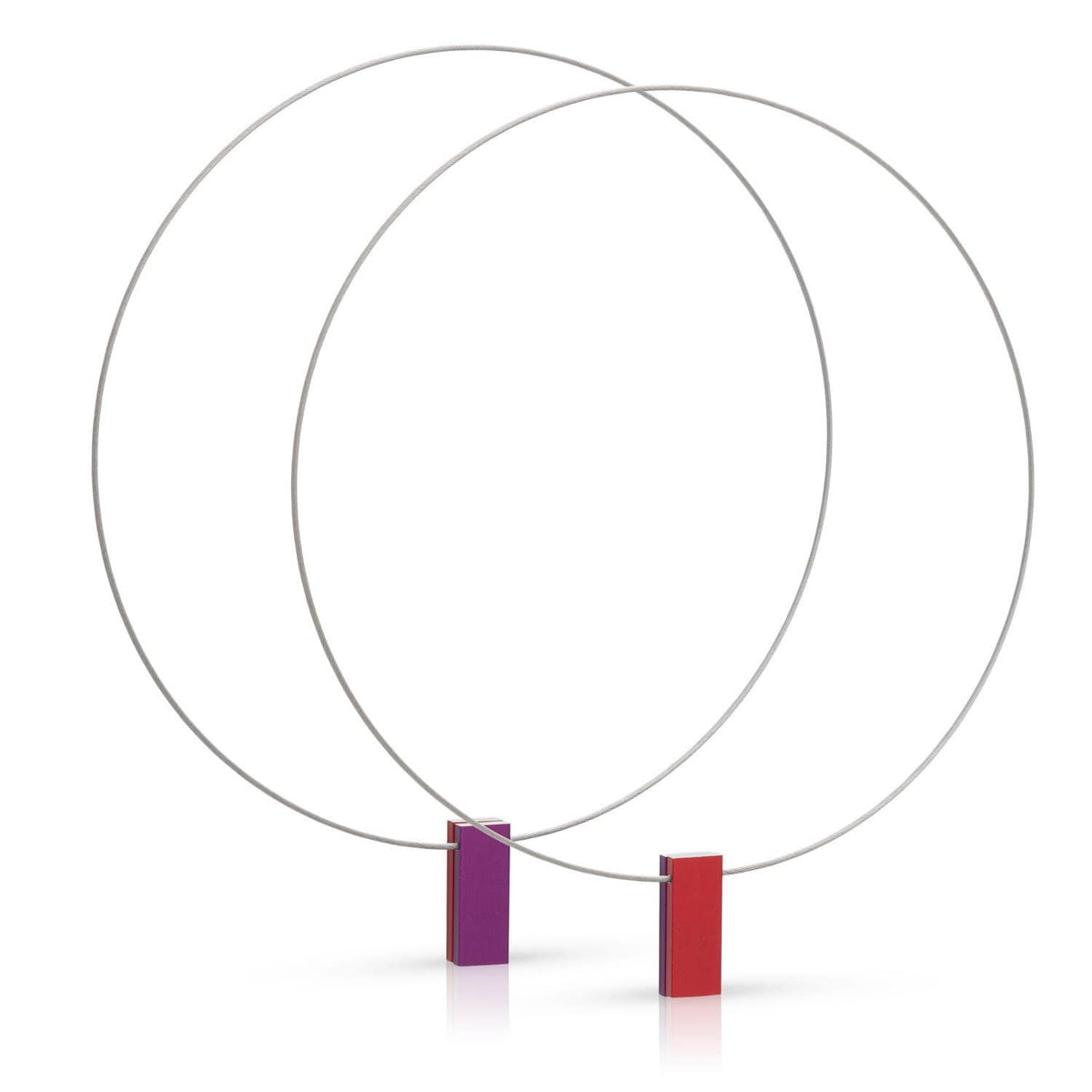 Collier en métal avec deux rectangles colorés, un violet et un rouge.