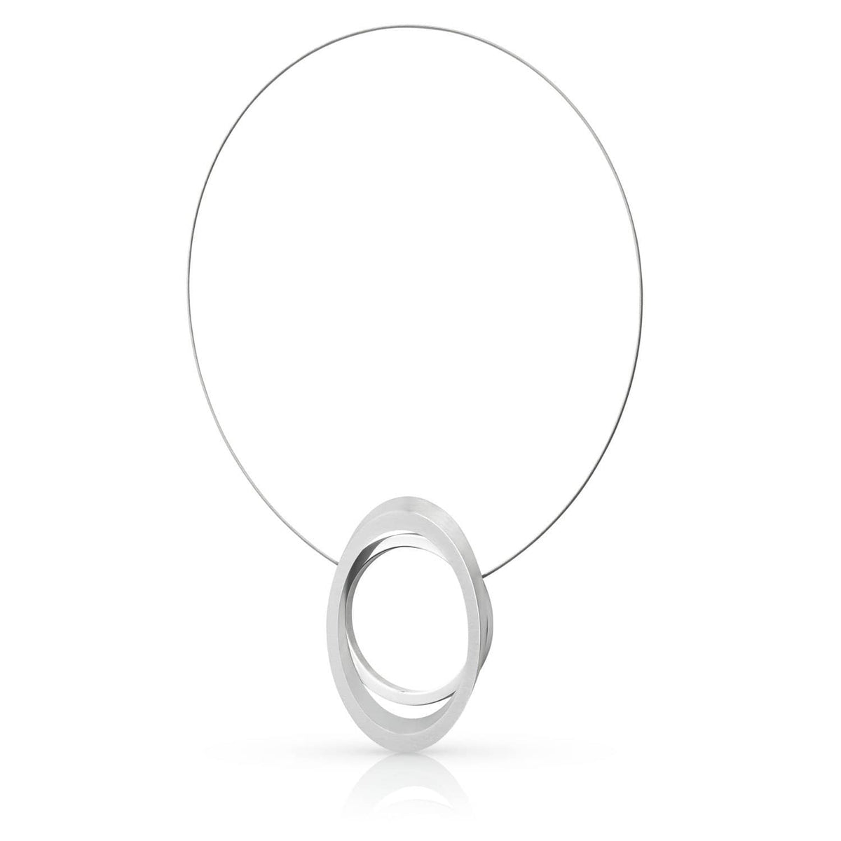 Collier en métal argenté avec une grande bague ovale au centre.