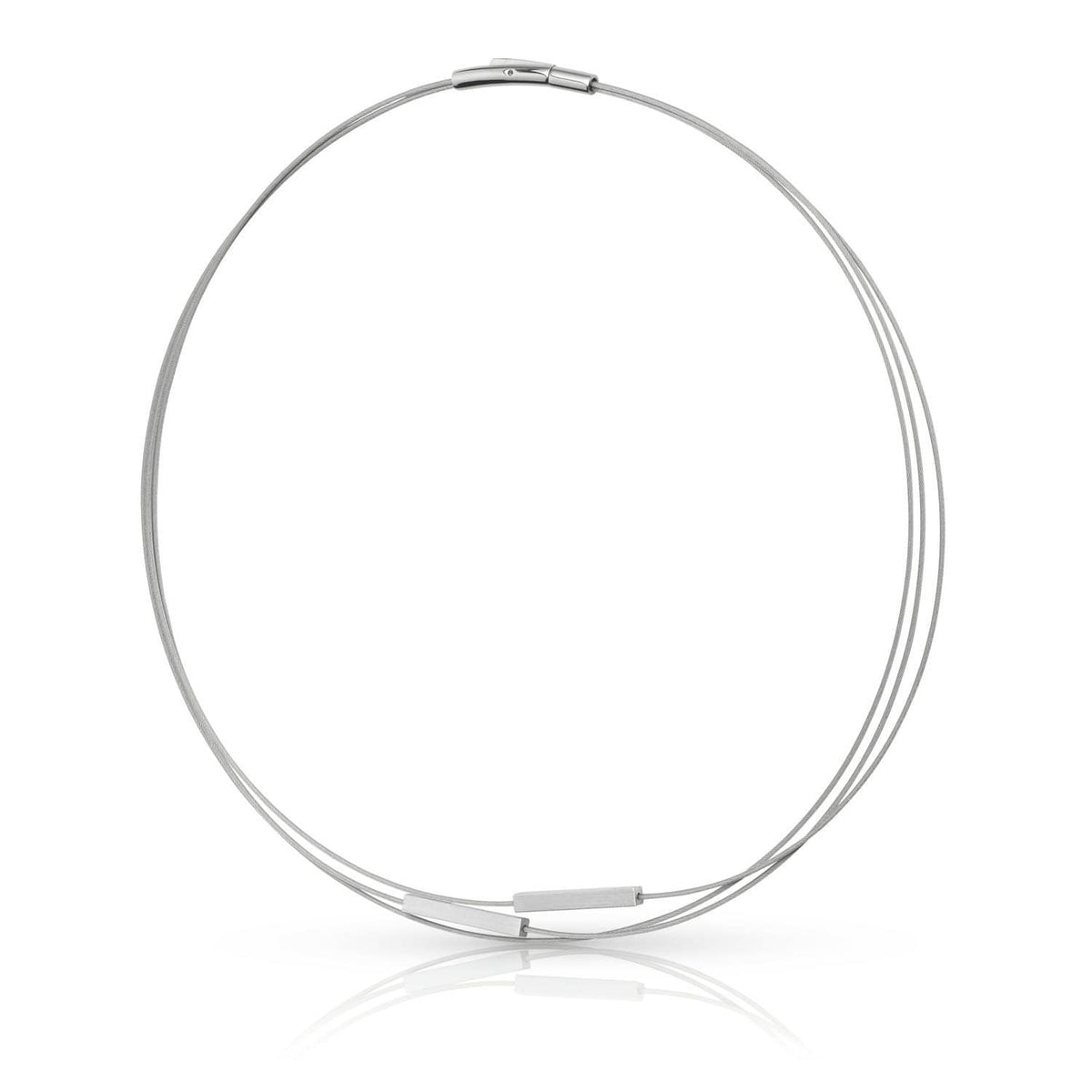 Collier en argent avec des barres fines, design minimaliste et moderne.