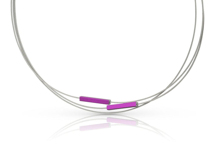 De Collier Staafjes Paars C243P van CLIC Creations heeft drie dunne grijze koorden en twee kleine rechthoekige paarse kralen. Deze minimalistische chirurgisch stalen ketting reflecteert elegant op een wit oppervlak, wat het nauwkeurig vervaardigde gelaagde ontwerp benadrukt.