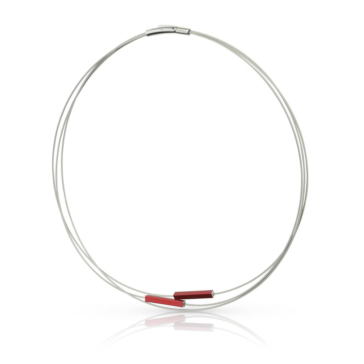 Collier en argent avec des barres rouges, design minimaliste et moderne.