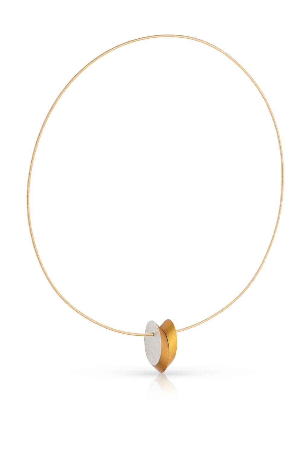Collier en métal doré avec des ovales entrelacés, finition lisse et moderne.