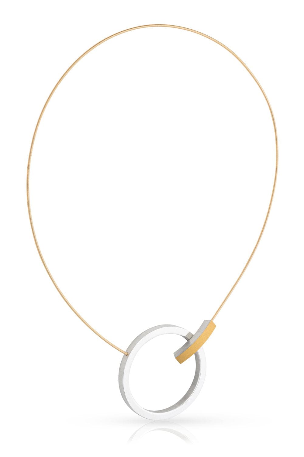 Collier en argent avec un anneau et un arc en or.