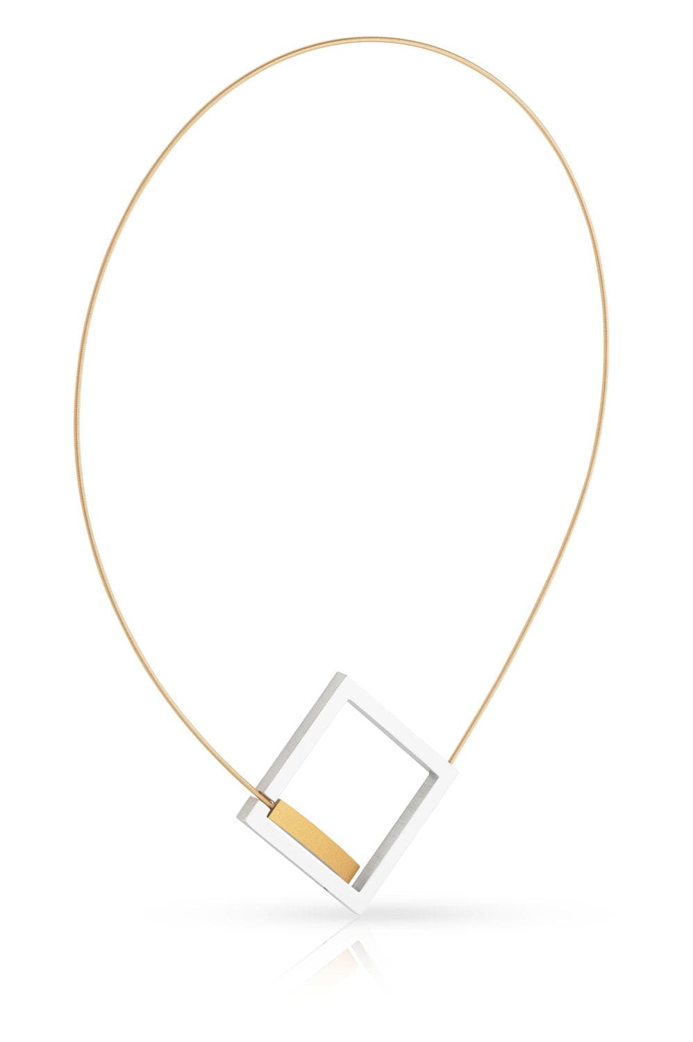 Collier doré avec un pendentif carré et une petite courbe.
