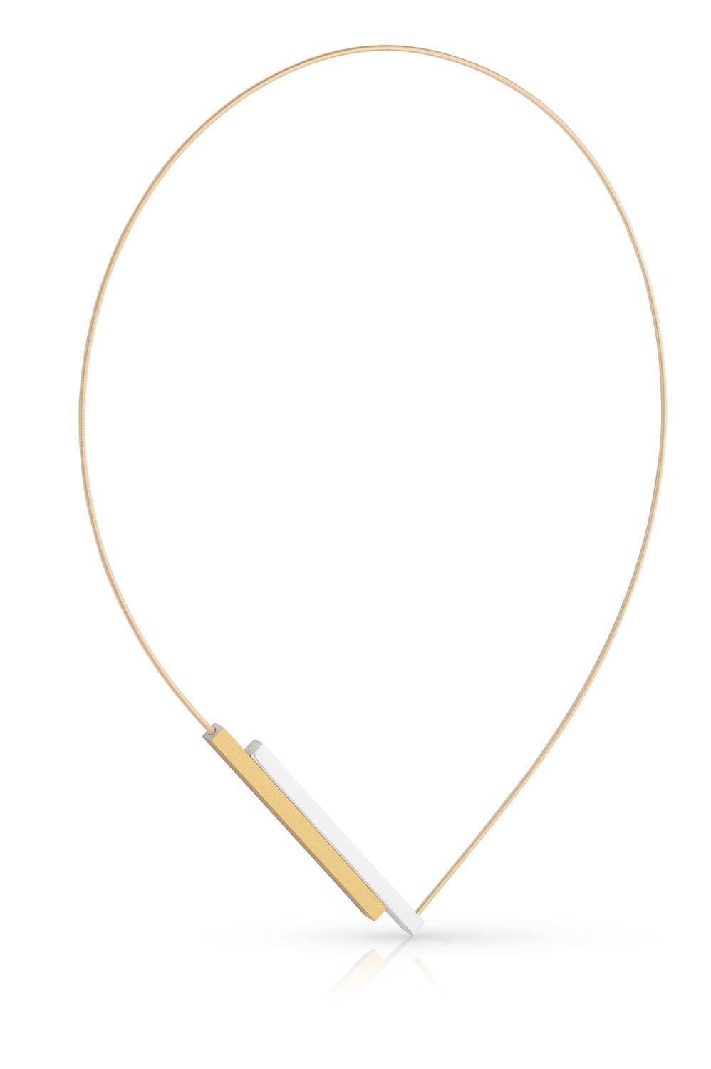 Collier en métal doré avec un pendentif en forme de barre argentée.