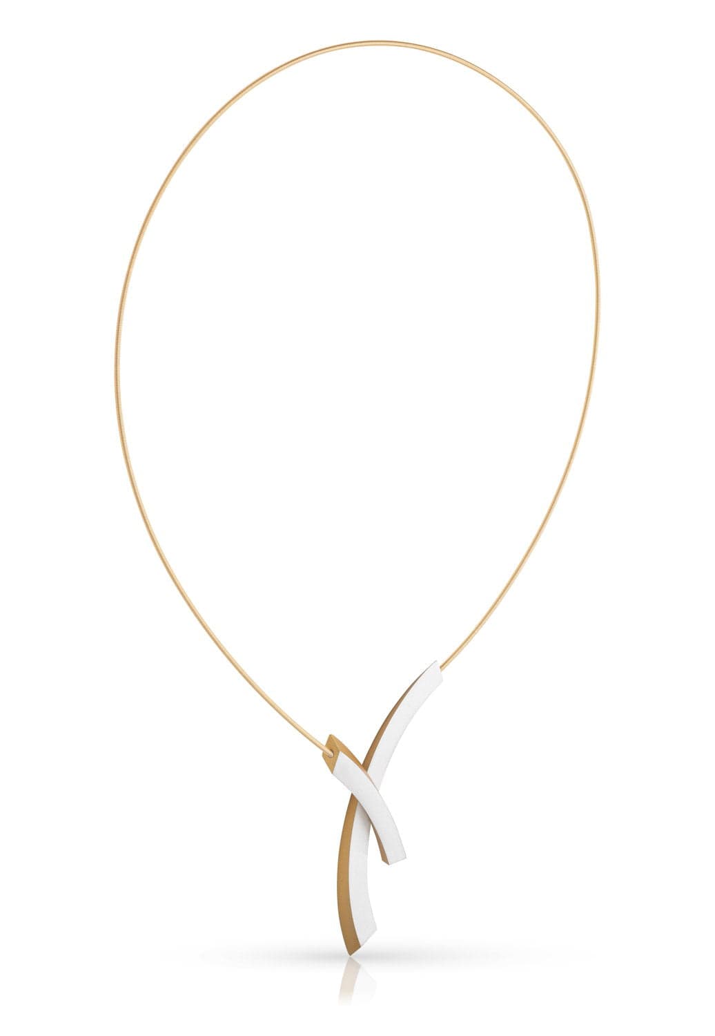 Collier doré avec un pendentif en forme de courbes entrelacées.