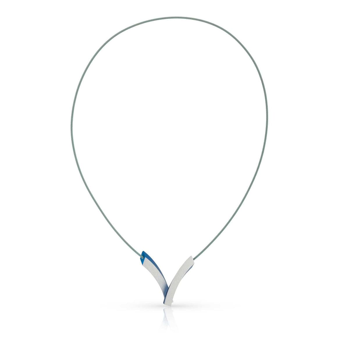 Collier en métal argenté avec un pendentif en forme de V bleu.