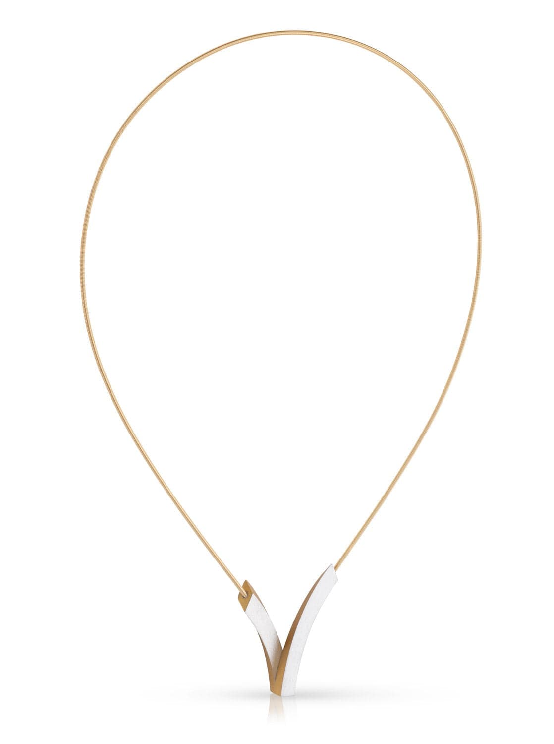 Collier doré en forme de V superposé avec un design moderne.