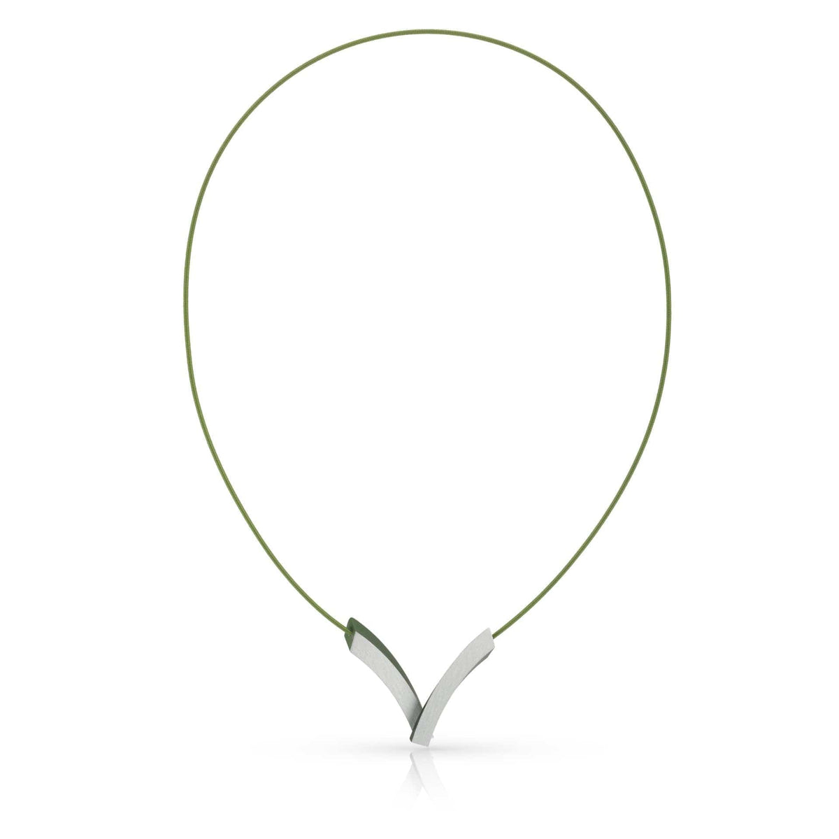 Collier en métal argenté avec un design en V, cordon vert.
