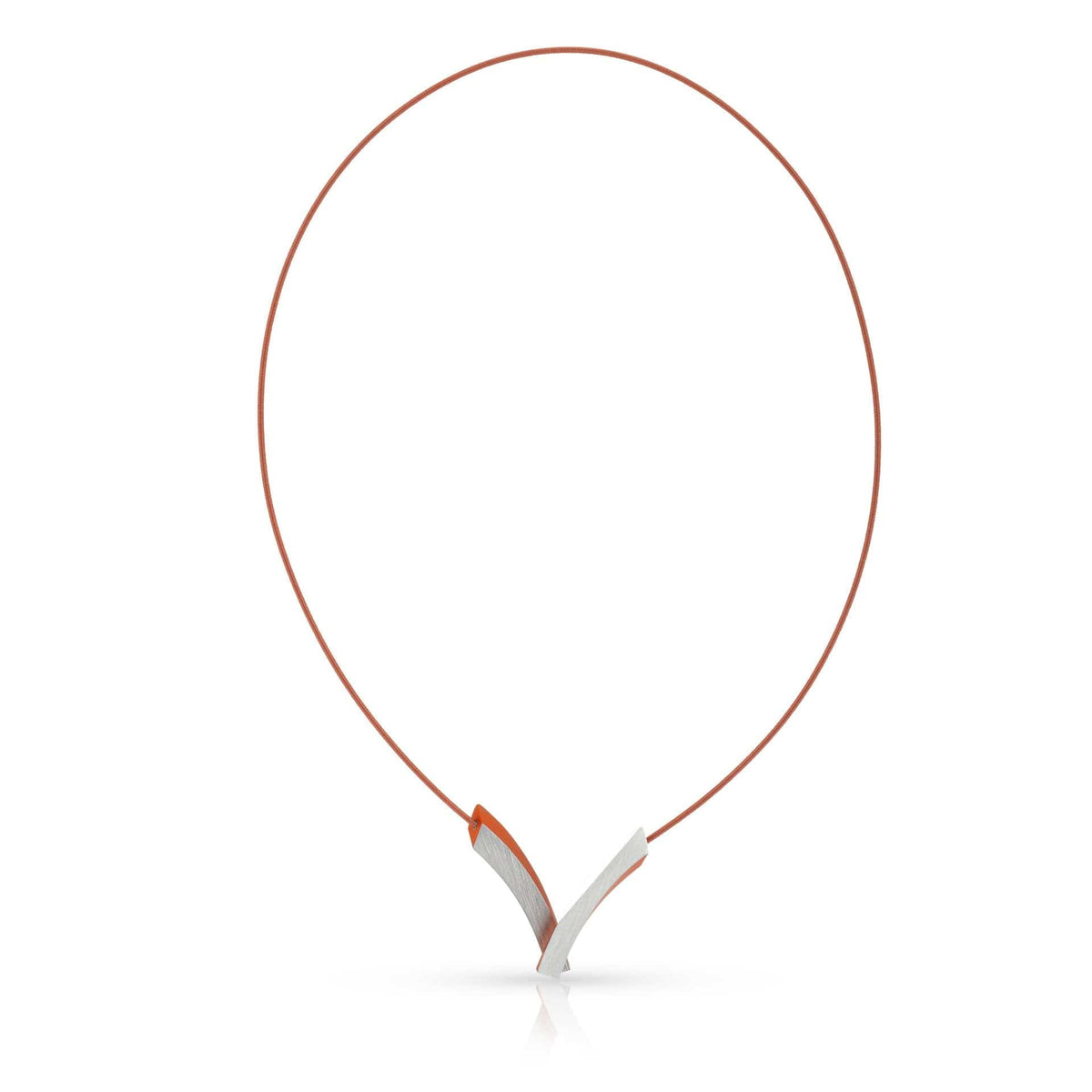 Collier orange en forme de V avec des éléments superposés en métal.